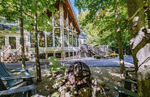 Sunday River Area Casa | The Ski House: Walk to Trails! Bañera de hidromasaje, sala de juegos, cocina definitiva