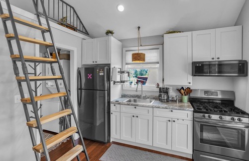 Thomas Cabina | Mountain Koru Near Trails & Town 2 Bedroom Cabin