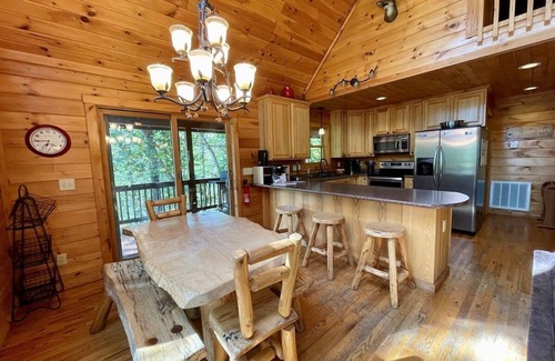 Lansing Casa | Exclusivo RIVERFRONT Log Cabin, bañera de hidromasaje, Se admiten mascotas, televisores de pantalla plana. WIFI, shuffleboard, Pet Friendly, Pet Kennel