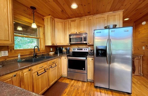 Lansing Casa | Exclusivo RIVERFRONT Log Cabin, bañera de hidromasaje, Se admiten mascotas, televisores de pantalla plana. WIFI, shuffleboard, Pet Friendly, Pet Kennel