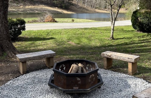 Almond Casa | Lake House - NEW Hot tub, fire pit, swim, family and pet friendly!