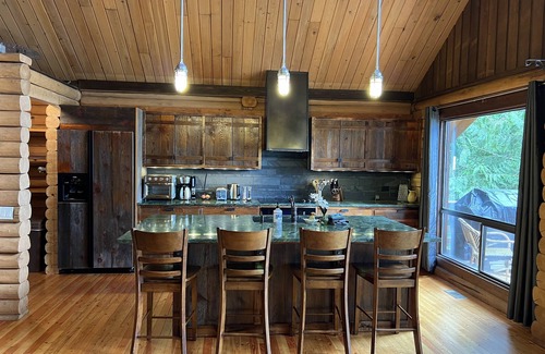 Hoodsport Casa | Mountain Lake Place! Waterfront Mountain View Log Home!