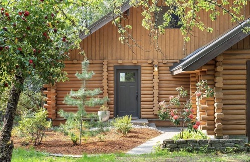 Hoodsport Casa | Mountain Lake Place! Waterfront Mountain View Log Home!