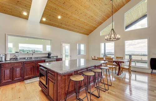 Rexford Casa | Mountain & Lake View: Rexford Estate on 28 Acres!