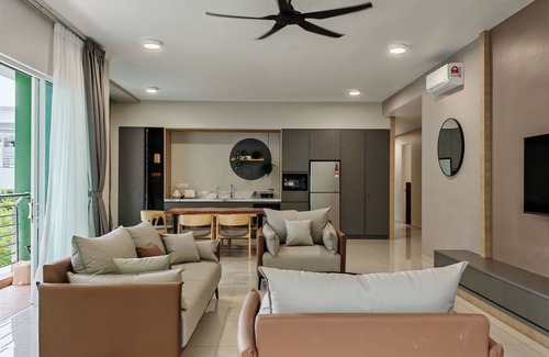 Hulu Kinta Condominio | Mountain & Lake Views' Suite Cycas