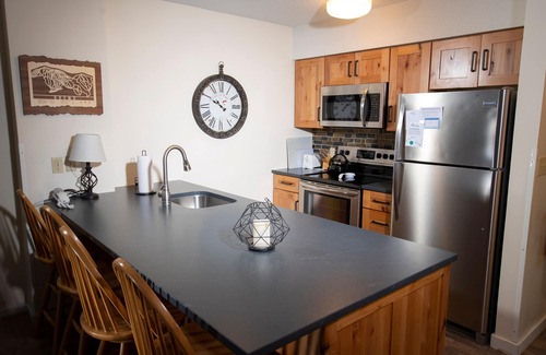Ludlow Casa | Mountain Lodge At Okemo-1br Fireplace & Updated Kitchen 1 Bedroom Condo by RedAwning