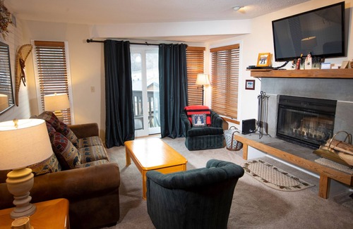 Ludlow Casa | Mountain Lodge At Okemo-1br Fireplace & Updated Kitchen 1 Bedroom Condo by RedAwning