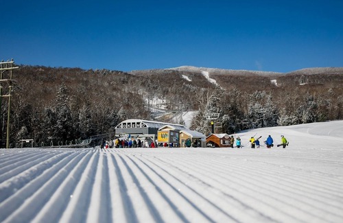 Ludlow Casa | Mountain Lodge At Okemo-1br Fireplace & Updated Kitchen 1 Bedroom Condo by RedAwning