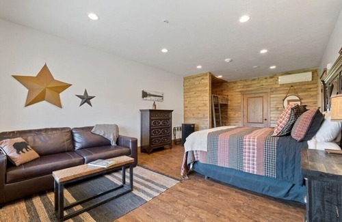 Porterville Cabina | Mountain Lodge on working dude ranch.