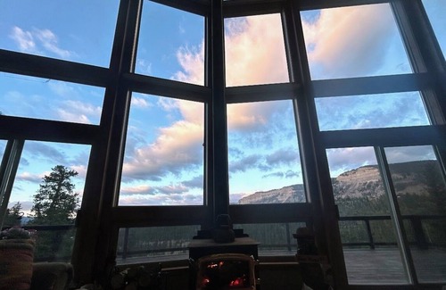 Columbine Lake Casa | Private Mountain Retreat-2 MBR Suites-Stunning Views-Hot Tub-2 Miles to Ski