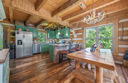 Dandridge Cabina | Mountain Log Cabin-Private Dock-Fire-Pit-Amazing View-Hot Tub-Game Room-Sauna!