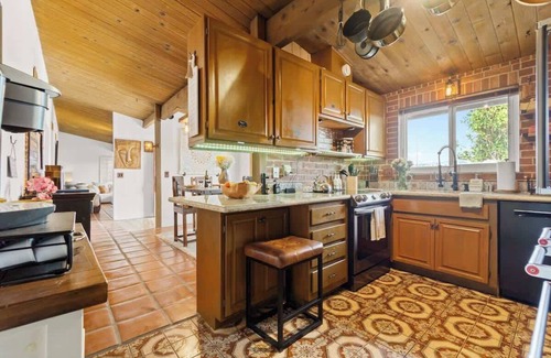 Lemon Grove Casa | Mountain Majesty 2 BR with AC, BBQ, Parking, View