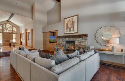 Truckee Casa | Mountain Majesty at Grays Crossing - Luxury 4BR 4BA w Private Hot Tub
