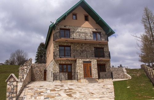 Zabljak Apartamento | Mountain Majesty Studio Apartment in Zabljak