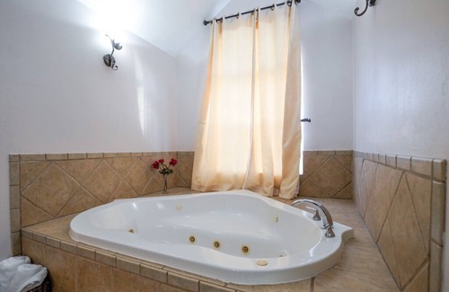 Ponce De Leon Cama Y Desayuno | Mountain Meadows Retreat - A Romantic Escape Overlooking the Ozark Mountains