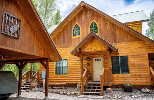Lake City Casa | Mountain Memories - Riverfront Log Cabin, Immaculate, Beautifully Furnished, Blocks From Town!