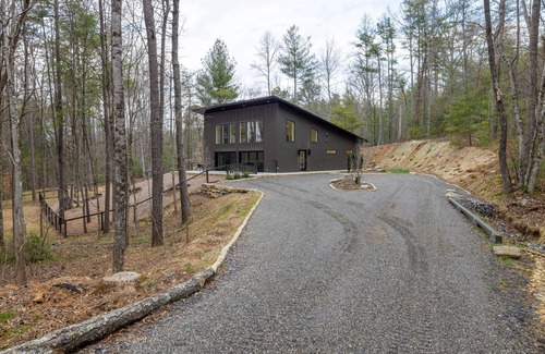 Fairview Casa | Mountain Modern Hideaway perfectly located 20 minutes from Asheville