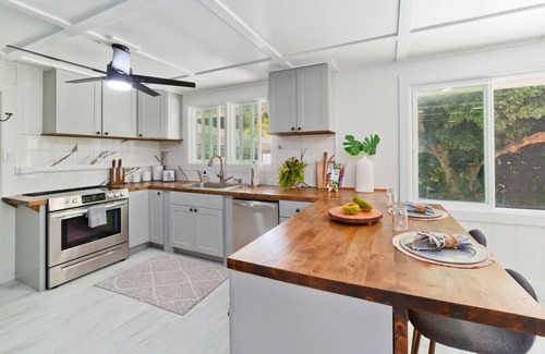 Kealakekua Condominio | Mountain Oasis: Modern Hawaii Home Nestled in Serene Surroundings