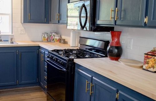 Kelseyville Cabina | Mountain Oasis: Newly Updated Cabin Unveils Rustic Charm