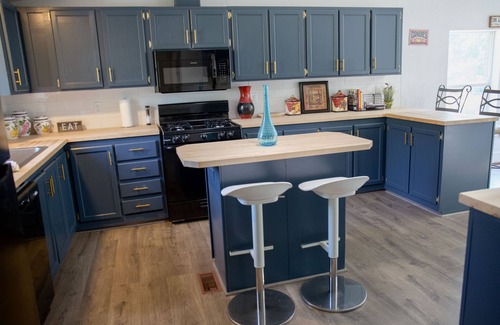 Kelseyville Cabina | Mountain Oasis: Newly Updated Cabin Unveils Rustic Charm