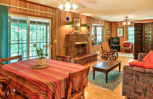 Mountain Rest Casa | Mountain Rest Cottage with Gas Fireplace!