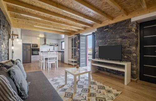 Porto Moniz Casa | Mountain Retreat by Homie