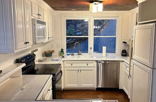 Big Canoe Casa | Mountain Retreat by the stream in Big Canoe