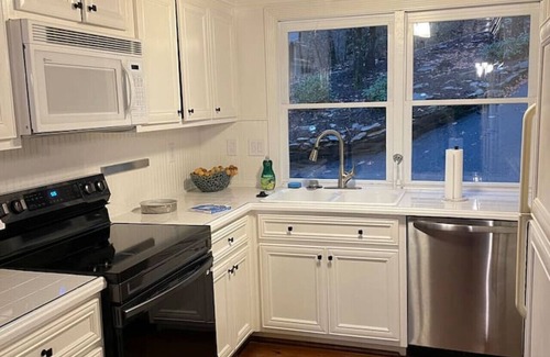 Big Canoe Casa | Mountain Retreat by the stream in Big Canoe