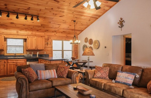 Mountain Springs Cabina | Mountain Retreat Log Cabin in Waynesville near Asheville