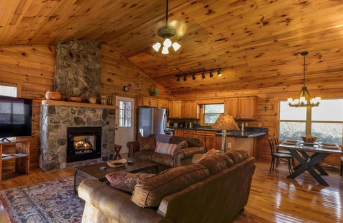 Mountain Springs Cabina | Mountain Retreat Log Cabin in Waynesville near Asheville