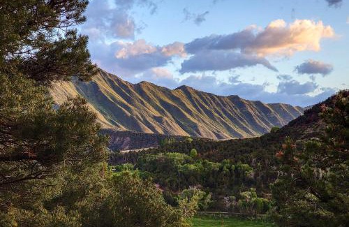 Glenwood Springs Casa | Mountain Retreat with Deck Ski, Soak, Golf and Hike!