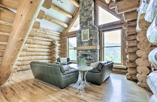 Glenwood Springs Casa | Mountain Retreat with Deck Ski, Soak, Golf and Hike!