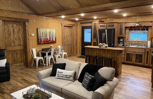 Young Harris Cabina | MOUNTAIN & RIVER VIEW, HOT TUB, FIREPLACES & FIRE PIT, WIFI, DOGS Ok, TV's