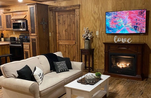Young Harris Cabina | MOUNTAIN & RIVER VIEW, HOT TUB, FIREPLACES & FIRE PIT, WIFI, DOGS Ok, TV's