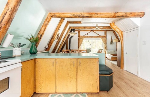 Hemlock Valley Cabina | Mountain side mid-century 70's A-frame with wood fire & hot tub