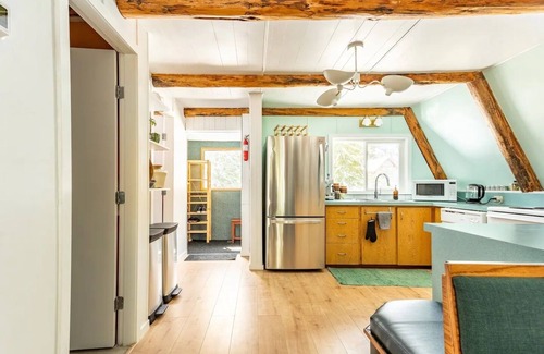 Hemlock Valley Cabina | Mountain side mid-century 70's A-frame with wood fire & hot tub