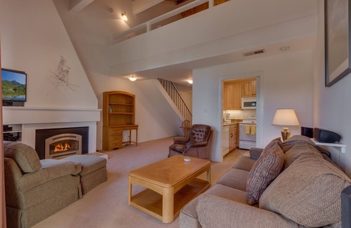 Carnelian Woods Casa | Canción de la montaña: 1 dormitorio, 1. 5 BA Casa adosada en Carnelian Bay, capacidad para 4
