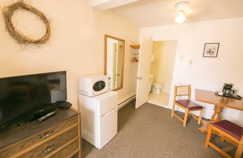 East Kootenay Hotel | Mountain Springs Motel