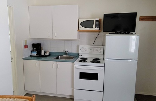 East Kootenay Hotel | Mountain Springs Motel