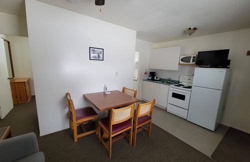 East Kootenay Hotel | Mountain Springs Motel