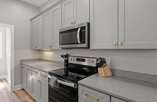 Sylva Condominio | Mountain Stay, King Suite, Fireplace, and Mountain Views!