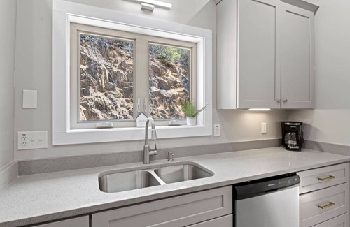 Sylva Condominio | Mountain Stay, King Suite, Fireplace, and Mountain Views!