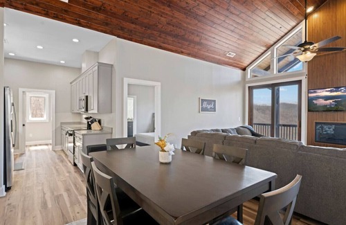 Sylva Condominio | Mountain Stay, King Suite, Fireplace, and Mountain Views!