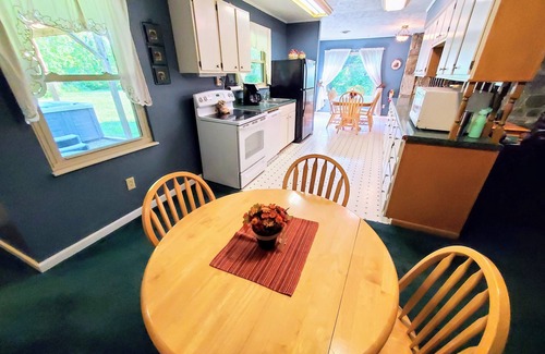 Pigeon Forge Chalet De Esquí | Mountain Stream and Hot Tub beside House! Flat Large Yard! Close to Strip!
