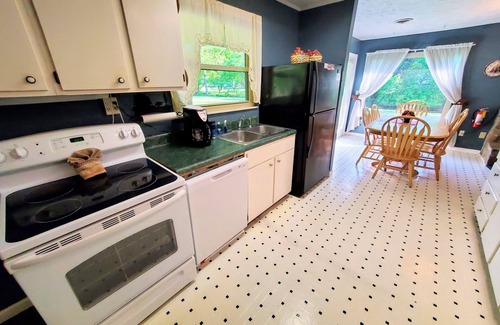 Pigeon Forge Chalet De Esquí | Mountain Stream and Hot Tub beside House! Flat Large Yard! Close to Strip!