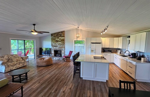 Cashiers Cabina | Mountain Sunrise Cabin near Cashiers with 2 story wrap- around deck & hot tub!