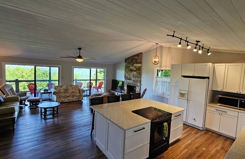 Cashiers Cabina | Mountain Sunrise Cabin near Cashiers with 2 story wrap- around deck & hot tub!