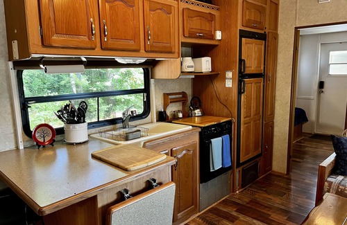 Alexander Casa | Mountain sunrise views from spacious cozy 5th wheel camper-20 min from Asheville