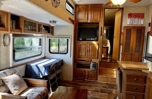 Alexander Casa | Mountain sunrise views from spacious cozy 5th wheel camper-20 min from Asheville