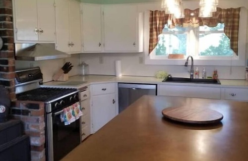 Bucksport Casa | Mountain Sunrise Views at The Narramissic Manor House